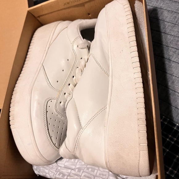 2 pairs of sneakers USED .  Steve madden & skechers size 10 - Picture 4 of 4